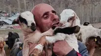 Erzurumlu çobanın oğlak sevgisi büyük ilgi gördü