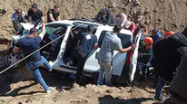 Muş'ta otomobil çaya düştü : 1 kişi yaralandı