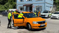Zonguldak'ta trafik denetiminde yolcu taşıyan taksi şoförü firari çıktı