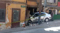 Bursa'da otomobil, freni boşalarak ahşap eve girdi