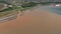 Ahlat'taki sel suları Van Gölü'ne ulaştı : Kıyı şeridi kahverengiye döndü