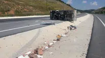 Afyonkarahisar'da tuğla yüklü kamyonet devrildi, 3 kişi yaralandı