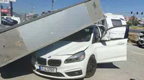 Balıkesir'de reklam totemi, otomobilin üzerine devrildi