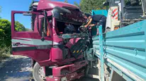 Manisa'da iki kamyon virajda çarpıştı : 1 ölü 2 yaralı