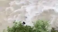 Artvin Şavşat'ta bir araç Çoruh Nehri'ne uçtu