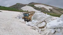 Bitlis'te kar mesaisi : Haziran ayında 3 metreyi bulan karlar temizleniyor