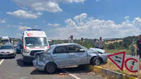 Uşak'ta otomobil refüje çarptı : Baba ve kızı yaralandı