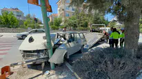 Karaman'da kontrolden çıkan otomobil trafik lambasına çarptı : Sürücü yaralandı