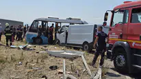 Manisa’da kamyonet halk otobüsüne çarptı : 1 ölü, 10 yaralı