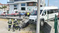 Bartın-Karabük yolunda işçi minibüsü, iki otomobile çarptı : 3 yaralı