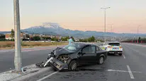 Kayseri'de kaza : Otomobil aydınlatma direğine çarptı