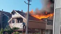 Düzce'de iki katlı evin çatısı yandı