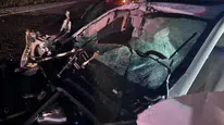 Sivas'ta traktöre çarpan Mercedes otomobil kağıt gibi ezildi : 4 yaralı