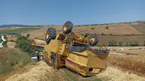 Samsun'da devrilen biçerdöverin operatörü yaralandı