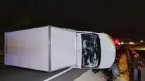 Karabük'te bariyerlere çarpan kamyonet devrildi : 1 yaralı