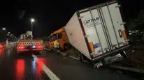 Çekmeköy'de kontrolden çıkan tır bariyerlere çarptı