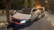 Niğde'de kontrolden çıkan otomobil, refüjdeki ağaçlara çarptı : 2 yaralı