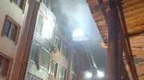 Küçükçekmece'de binanın çatısında yangın : 1 kişi yaralandı
