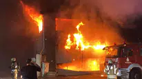 Esenyurt'ta oto lastikçi dükkanında çıkan yangın 5 iş yerine sıçradı