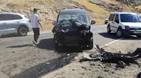 Siirt Eruh'ta hafif ticari araç ile kamyonet çarpıştı: 4 yaralı