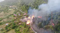 Kastamonu'da rüzgarın etkisiyle büyüyen yangında 9 ev küle döndü