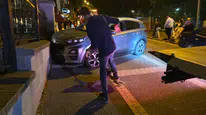 Bandırma'da pedal karıştıran sürücü kütüphane duvarına çarptı
