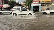 Uşak’ta sağanak ve dolu yağışı yolları göle çevirdi