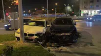 Erzurum'da iki otomobil kavşakta çarpıştı : 2 kişi hastaneye kaldırıldı