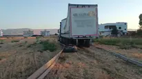 Mardin'de yüklü tır yoldan çıktı : Sürücü yara almadan kurtuldu