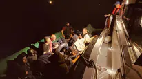 İzmir'de lastik bottaki 31 düzensiz göçmen yakalandı