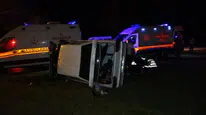 Manavgat'ta kontrolden çıkan otomobil refüje devrildi : 2 yaralı