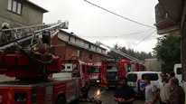 Sultanbeyli'de kentsel dönüşümdeki binanın çatısında yangın : 1 yaralı