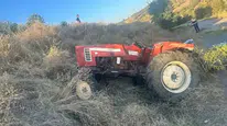 Manisa'da devrilen traktörün altında kalan sürücü hayatını kaybetti