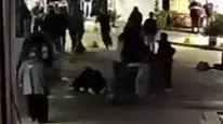 Gölcük'te sokak ortasında anne ve kızına darp: Olay anı kamerada