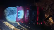 Aydın'da kum yüklü tır devrildi: 1 yaralı