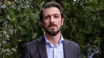Kızılcık Şerbeti dizisinin Mustafa'sı Emrah Altıntoprak yeni imajıyla dikkatleri üzerine çekti