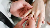 Evlenecekler için boşanma riskinin en düşük olduğu yaş aralığı nedir ?