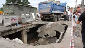 İzmit’te beton zemin çöktü: Hafriyat kamyonu çukura düştü!