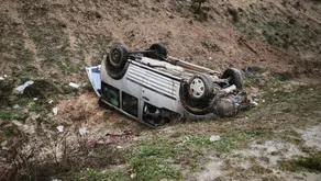 Kırıkkale'de ticari araç takla atarak şarampole devrildi : Yaralılar var