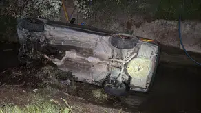 Aksaray'da otomobil sulama kanalına düştü