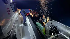 Çanakkale'nin Ezine ilçesi açıklarında 14 kaçak göçmen yakalandı