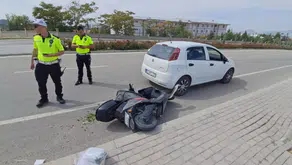 Karaman’da devrilen elektrikli bisiklet park halindeki araca çarptı