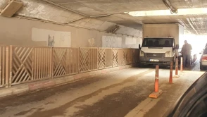 Bursa'da ilginç kaza: Kamyonet alt geçide sıkıştı!