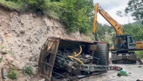 Artvin'de iş makinesi devrildi: 1 ölü, 2 yaralı!