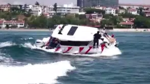 Gazetecileri taşıyan tekne yan yattı: O anlar kamerada!