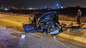 Mersin'de otomobil refüje uçtu! 2 kişi yaralandı