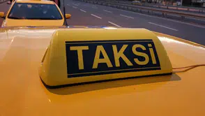 Beyoğlu'nda dehşet: Kadın yolcu taksiciye saldırdı!