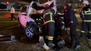 Aksaray'da direğe çarpan otomobilde yangın çıktı: Sürücü aracını bırakarak kaçtı