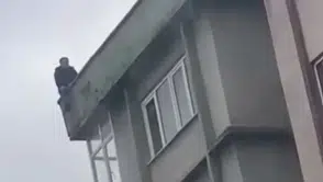 Bursa'da eşiyle barışmak isteyen şahıs çatıya çıkarak intihara kalkıştı