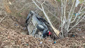 Burdur’da korkutan kaza: Kontrolden çıkan otomobil şarampole devrildi, 4 yaralı!